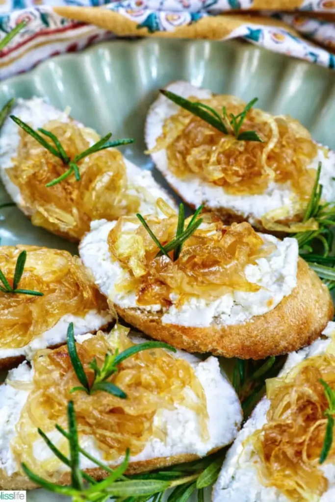 coca de queso de cabra y cebolla caramelizada