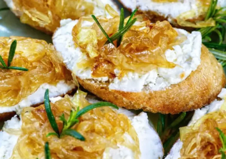 coca de queso de cabra y cebolla caramelizada